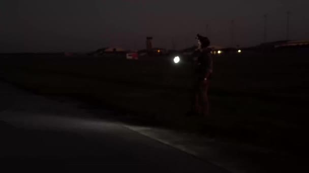 Soldat Nuit Base Avec Une Lampe Poche — Video