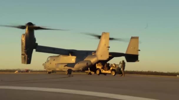 Vehículo Militar Que Desciende Del Avión Carga — Vídeo de stock