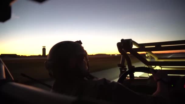 Vista Del Pasajero Soldados Conduciendo Vehículo Militar Atardecer — Vídeos de Stock