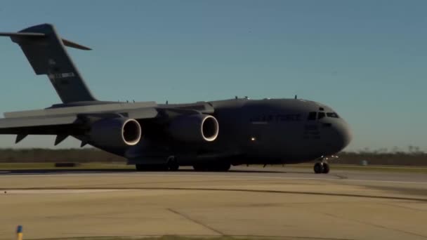 Aviones Carga Militar Fuerza Aérea Estadounidense Aterrizando Base Militar — Vídeo de stock