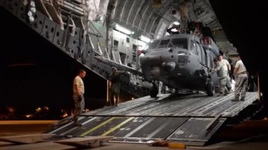 Hızlı hareket çekim askerlerin bir askeri helikopter uçaktan boşaltma