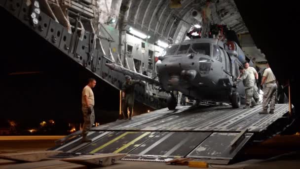 Snelle Beweging Schot Van Soldaten Lossen Een Militaire Helikopter Uit — Stockvideo