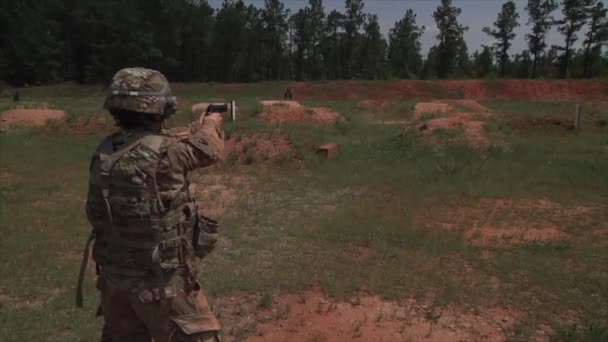 Soldado Practicando Tiro Campo Entrenamiento — Vídeo de stock