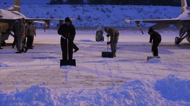Soldados Americanos Paleando Nieve Desde Una Pasarela — Vídeos de Stock