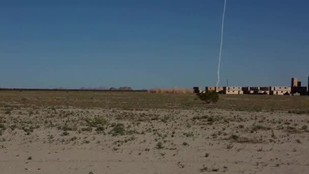 Raket Gelanceerd Gezien Vanaf Een Afstand Woestijn — Stockvideo