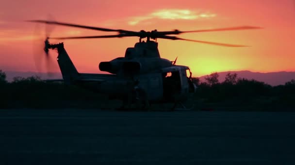 Atemberaubender Blick Auf Ein Militärflugzeug Das Bei Sonnenuntergang Geparkt Ist — Stockvideo