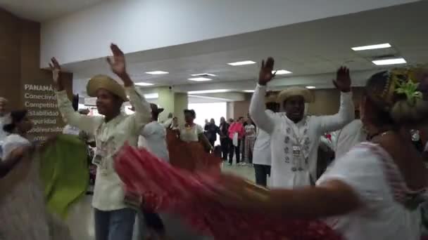 在机场表演的民间传说舞者2 — 图库视频影像