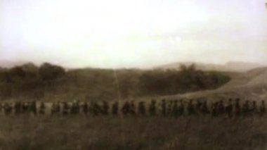 2. Dünya Savaşı ve bir mermi gelen bir top ateş gelen askerler