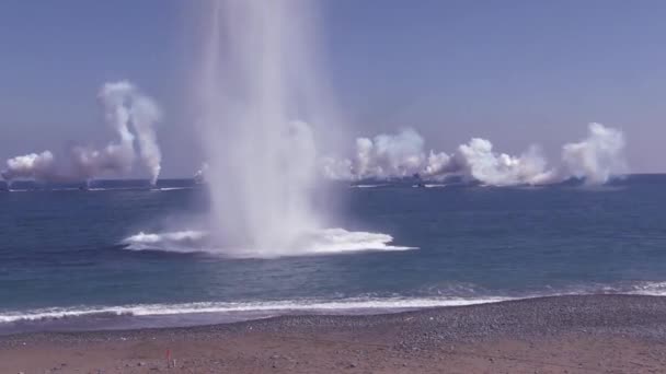 Kontrollerad Explosion Vattnet Nära Strand — Stockvideo