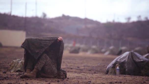 Yağmurluk Giyen Yağmuru Kapsayan Askerler — Stok video