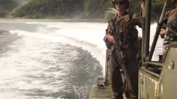 Grupo Marines Estadounidenses Patrullando Mar — Vídeo de stock