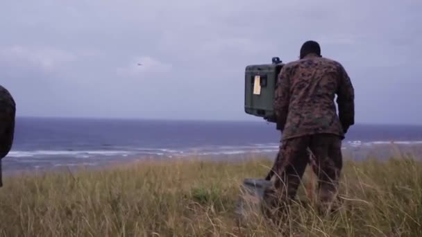 Soldado usando un visor láser para detectar un objetivo — Vídeos de Stock