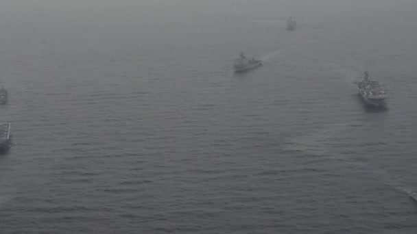 Flota marynarki wojennej bitwy statki żeglugi na Oceanie — Wideo stockowe