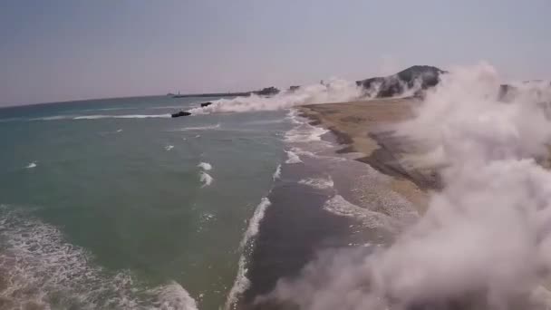 Voitures amphibies d'assaut arrivant à la plage — Video