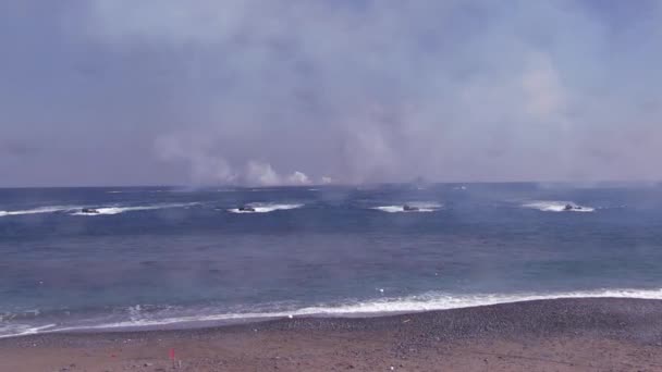 AAV 7A1 disparando granadas de humo y llegando a la playa — Vídeo de stock