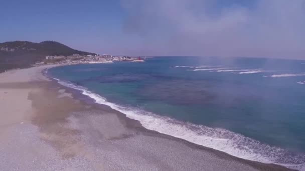 Vehículos AAV 7A1 disparando granadas de humo y llegando a la playa — Vídeos de Stock