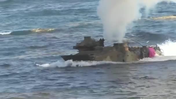 Vehículo AAV 7A1 expulsando humo y saliendo del mar — Vídeo de stock