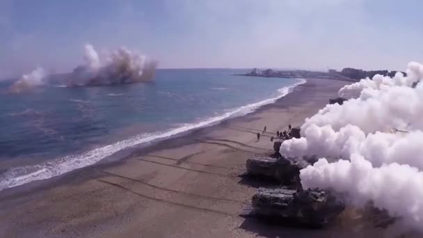 AAV 7A1 expulsando humo y soldados desembarcando — Vídeo de stock