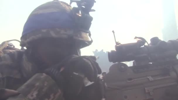 Soldat zielt mit Waffe und hört Anweisungen — Stockvideo