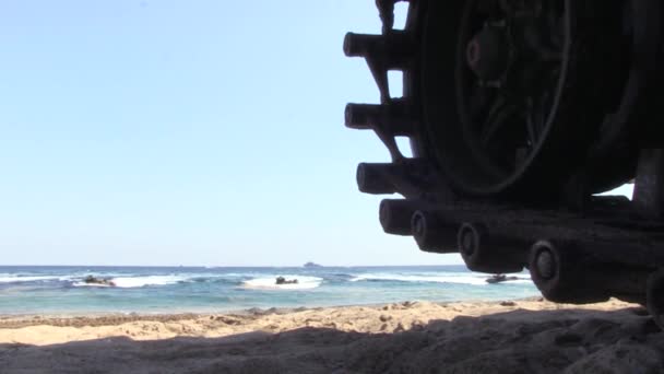 Kendaraan amfibi AAV 7A1 menembakkan bahan peledak — Stok Video