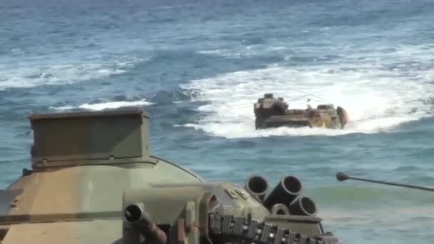 AAV P7A1 llegando a la playa y saliendo del mar — Vídeo de stock