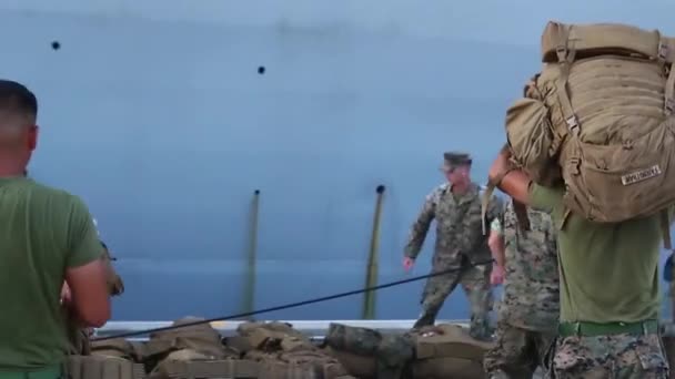 Soldados americanos ordenando su equipo personal antes de entrar en el barco — Vídeo de stock