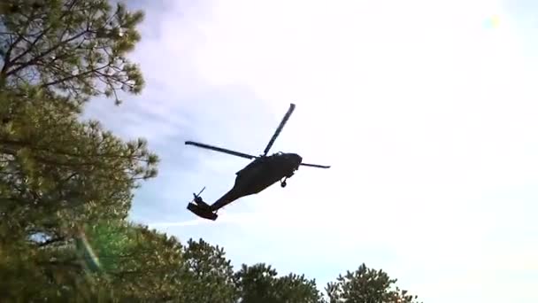 Hélicoptère Black Hawk survolant un camp enneigé — Video