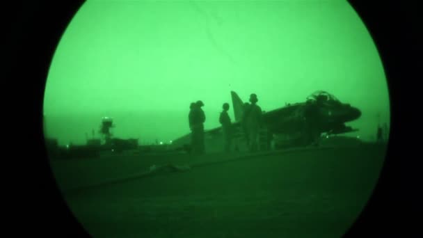 Visión nocturna de un piloto de la Fuerza Aérea recibiendo señales de Marshalling — Vídeo de stock