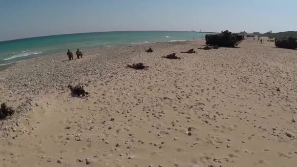 Американські солдати на пляжі, з метою їх гармати — стокове відео