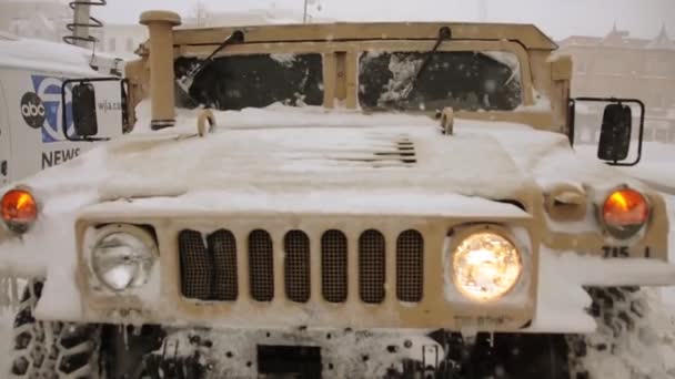 Vehículos oficiales y públicos que circulan en nieve pesada — Vídeo de stock