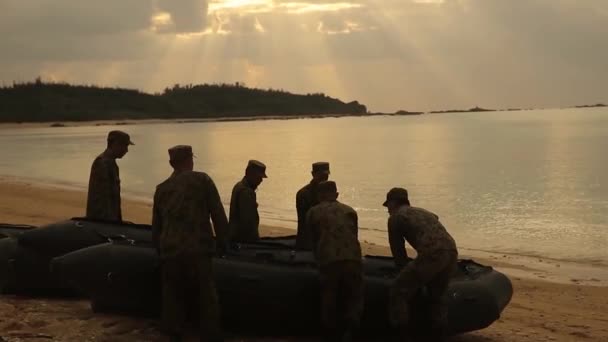 Soldati che dispongono la barca gonfiabile militare sulla spiaggia — Video Stock