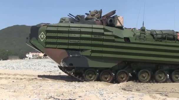 Militaire amfibievoertuig aankomen op het strand — Stockvideo