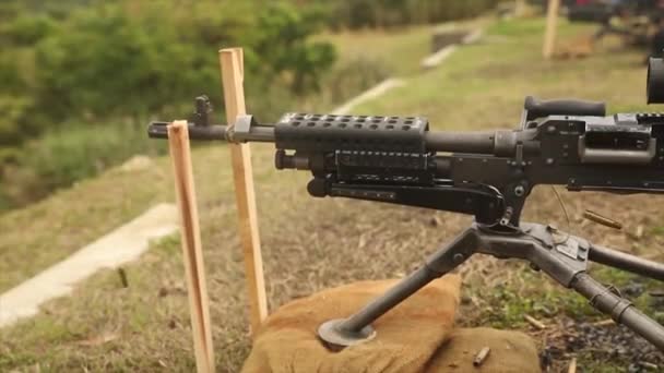 Стрельба из штурмовой винтовки на открытой стрельбище — стоковое видео