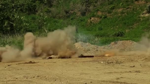 Explosie op de grond in een open veld — Stockvideo