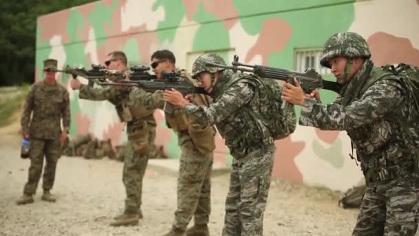 Soldiers armed with assault rifles practicing — Stock Video
