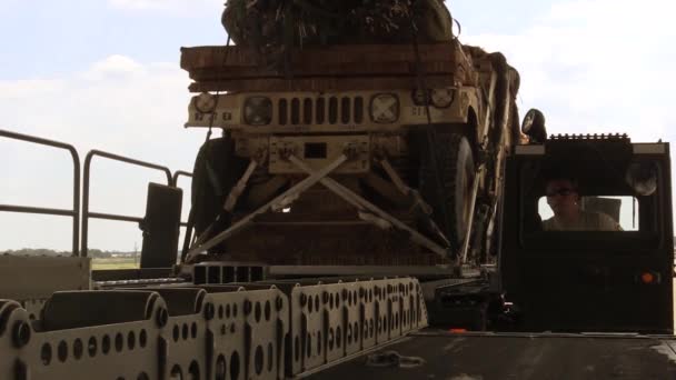 Soldaten laden Militärjeep in Flugzeuge Stock-Filmmaterial