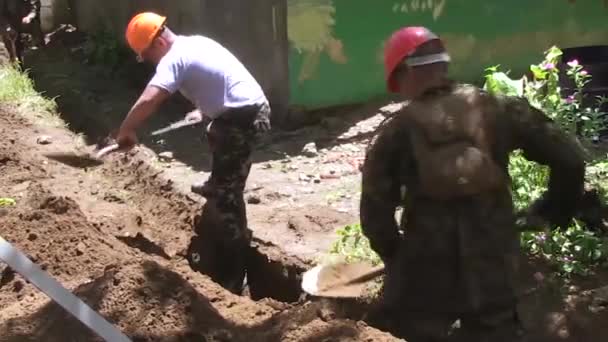 Soldados cavando trincheiras em uma área lamacenta — Vídeo de Stock