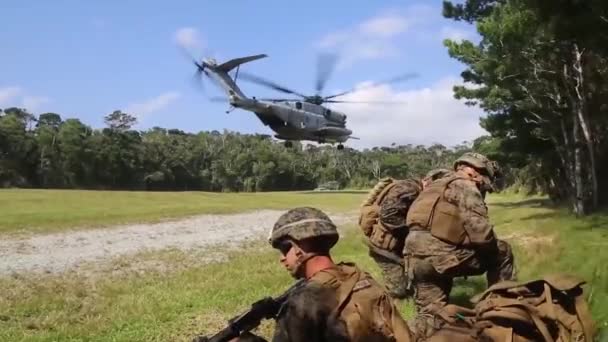 Helicóptero CH-53E despegando con soldados en tierra — Vídeo de stock