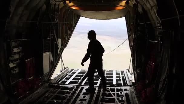 Bemanningslid van de helikopter lading van de achterste deur sluiten — Stockvideo