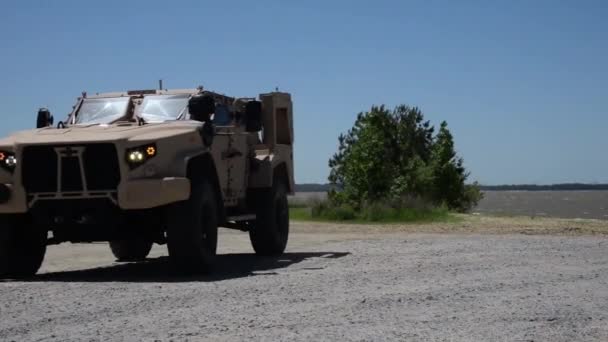 Στρατιωτική humvee οδήγηση μακριά από στρατιώτες — Αρχείο Βίντεο