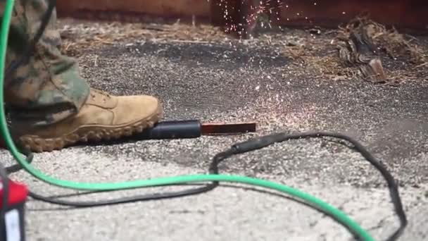 Soldaten löten eine große Metallstruktur — Stockvideo