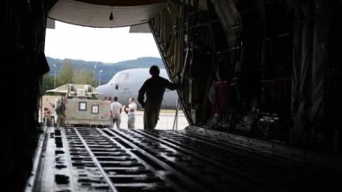 Lockheed gördün C-130 uçak içinde geçen