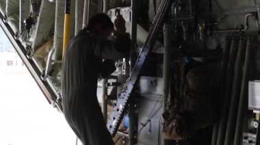 Albay, havacı kapmak araç üzerine uçak yükleme için kanca