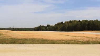 Açık alanda pistte Lockheed C-130 toprakları