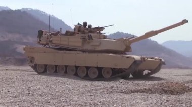 Kumlu arazide sürüş M1 Abrams tankı