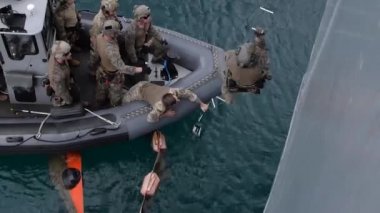 Bir gemiden bir lastik tekne 1 yatılı askerler