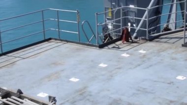 Askerlerin saldırı tüfekleri hedefleyen bir gemiye