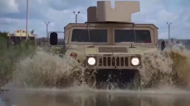 Στρατιωτική humvees οδήγηση μέσα από διαφορετικό κλίμα — Αρχείο Βίντεο