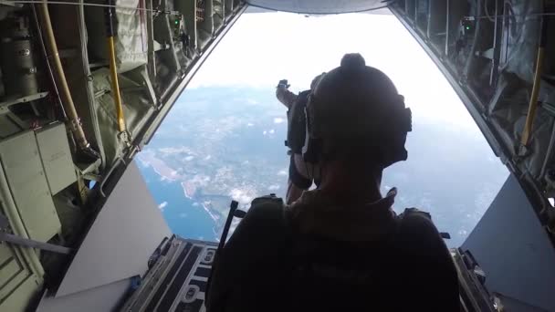 Soldaten springen uit vliegtuigen controleren van de hoogtemeter — Stockvideo