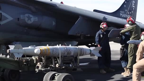 AV-8 Harrier Ii Jet krijgen uitgerust met raketten — Stockvideo
